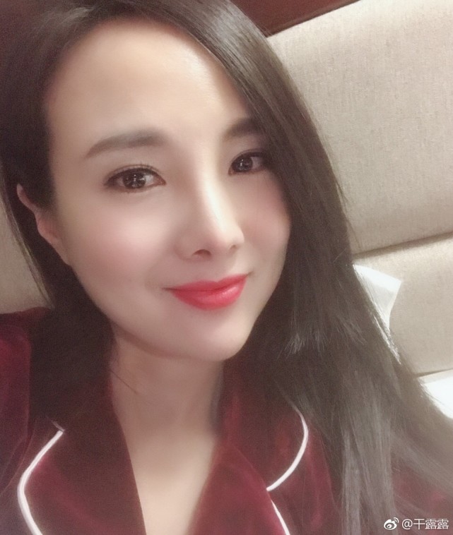 女神干露露走穴捞金某知名酒业，网友评论：何以解忧，唯有露露！