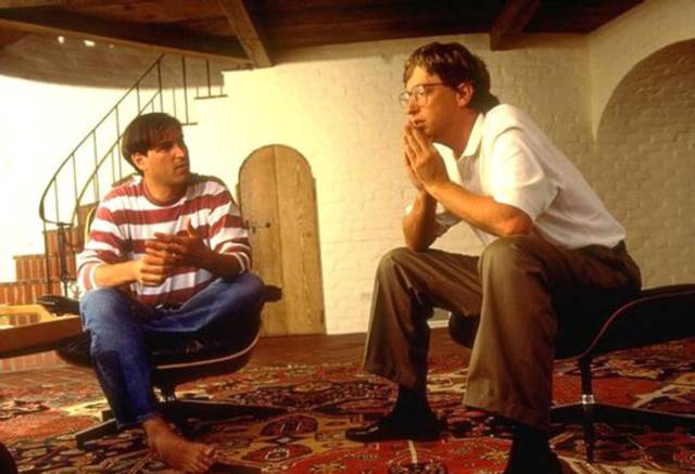 站着的霍金,站起来的霍金多高