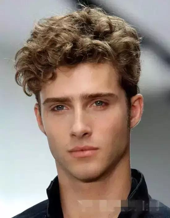 男士发际线高细软稀少适合发型,男士头发少细软适合烫什么发型