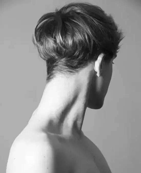 男士发际线高细软稀少适合发型,男士头发少细软适合烫什么发型