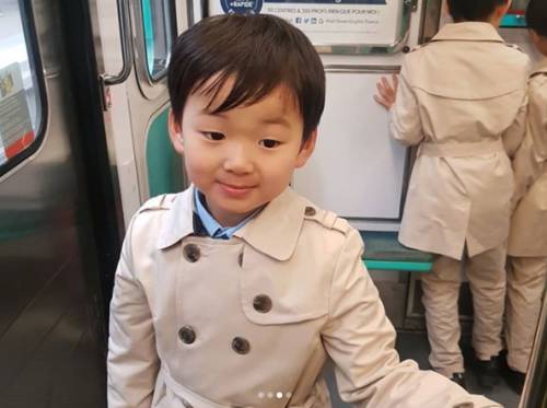 大韩民国万岁露脸,大韩民国万岁穿演出服