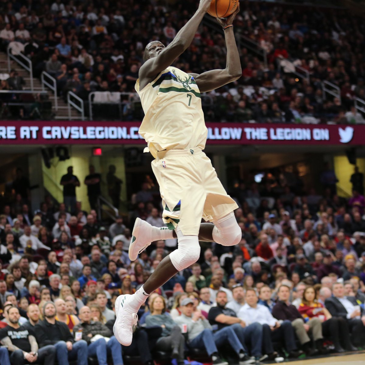 “师弟”让这双鞋在赛场上寿终正寝！IT穿这双鞋说出了湖人总…！