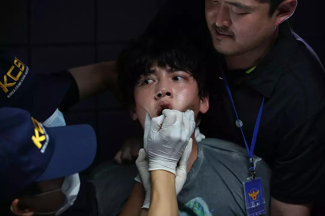 开场15分钟，两个大反转，网友：韩国导演太调皮