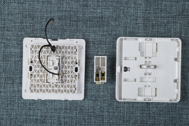 施耐德三开单控无边框开关怎么拆,施耐德无框开关拆卸