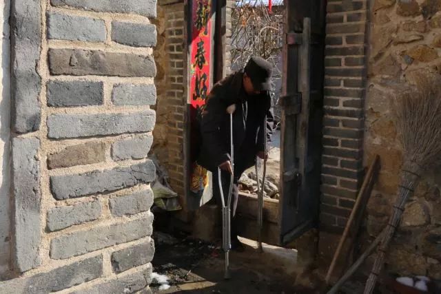 身残志坚的爷爷,身残志坚拄拐杖致富