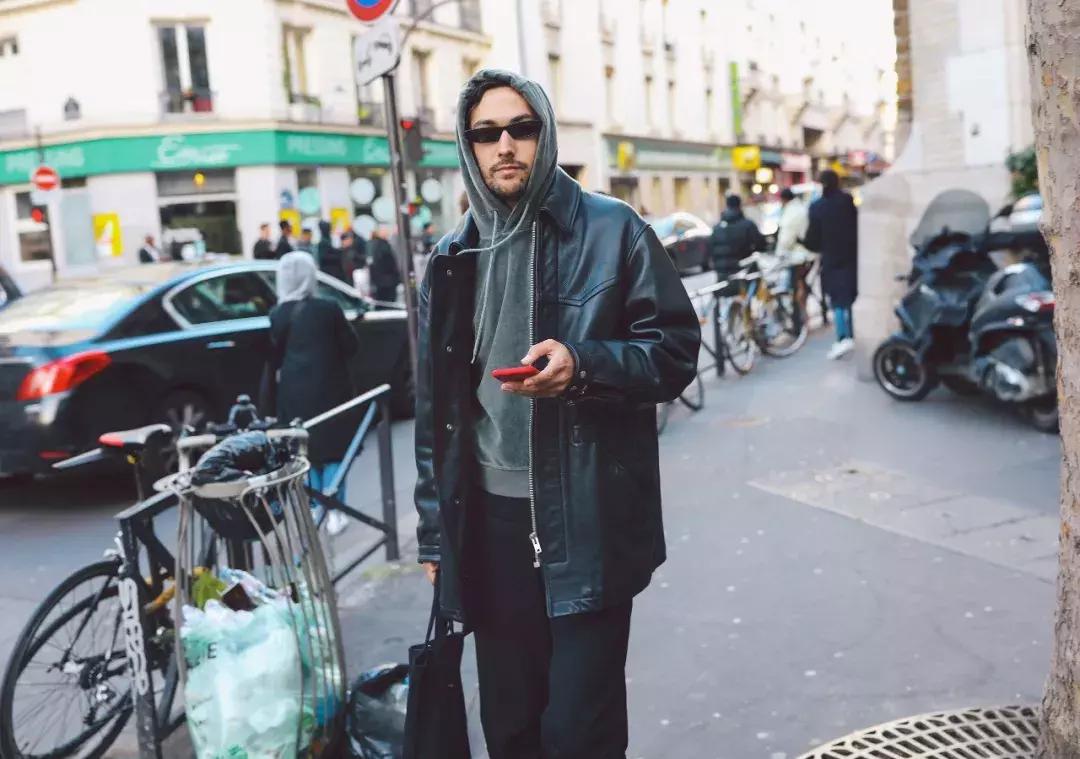 男士墨绿色帽衫怎么搭,不只有黑白色的男生穿搭