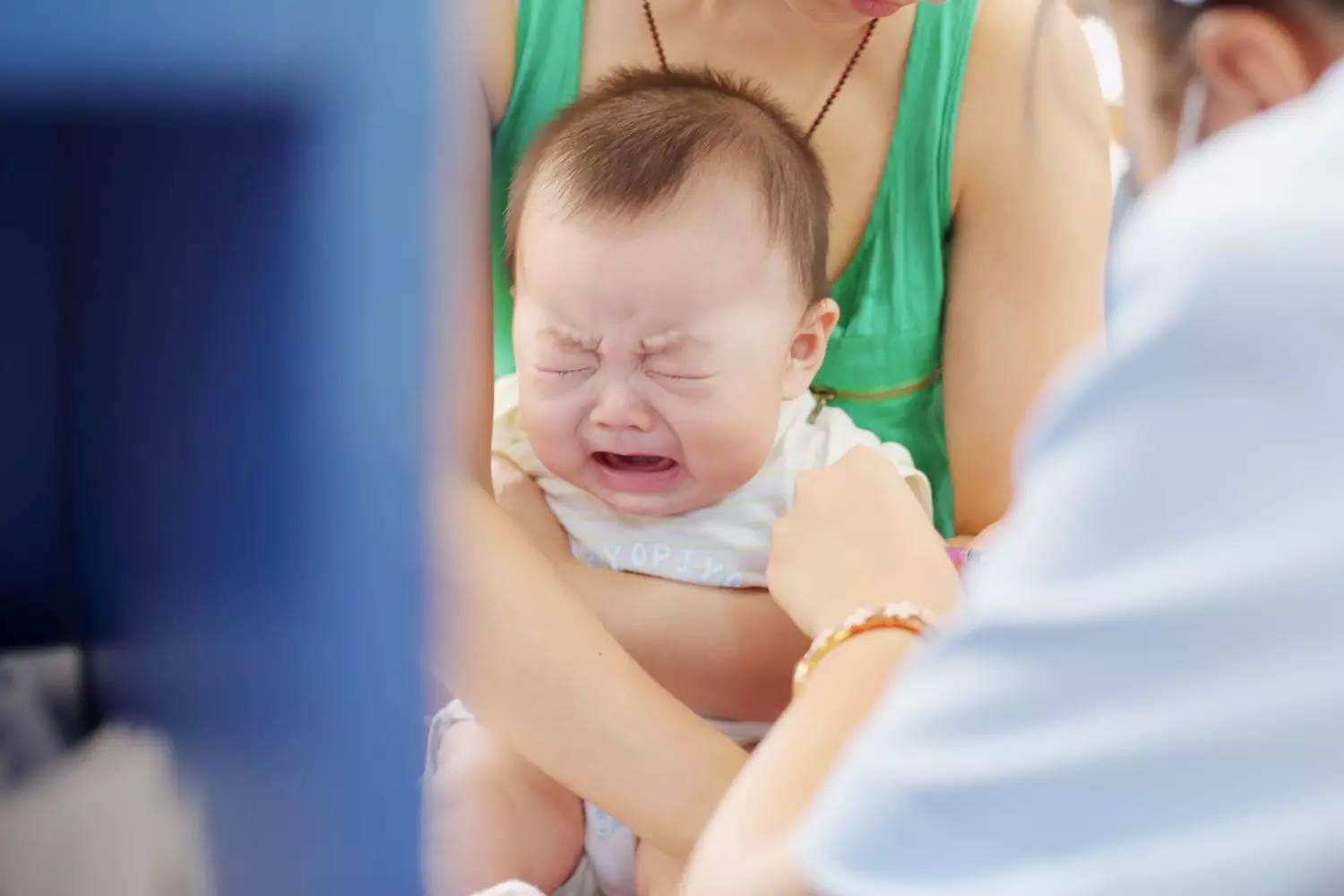 宝宝高烧打寒颤嘴唇紫了怎么办,宝宝高烧腿上有皮下出血
