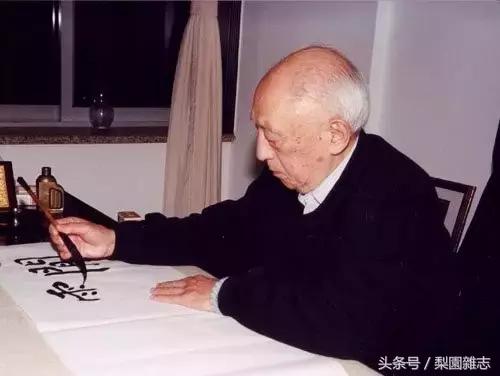 试论移步而不换形：关于京剧表演艺术的规律问题