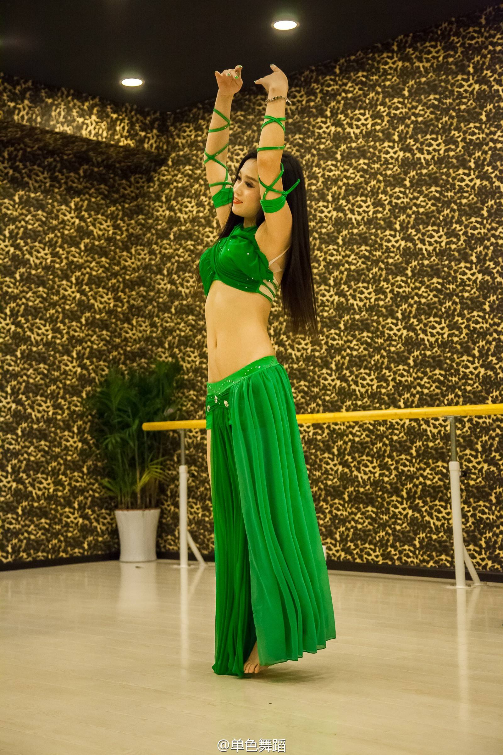 跳肚皮舞的好处，跳肚皮舞美的女欣赏，简直是人间*物尤**，无比性感