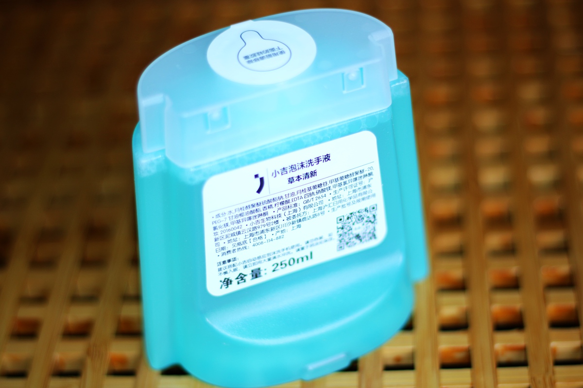 身体下面有白色泡沫流出什么原因,手碰水就起白色小泡泡