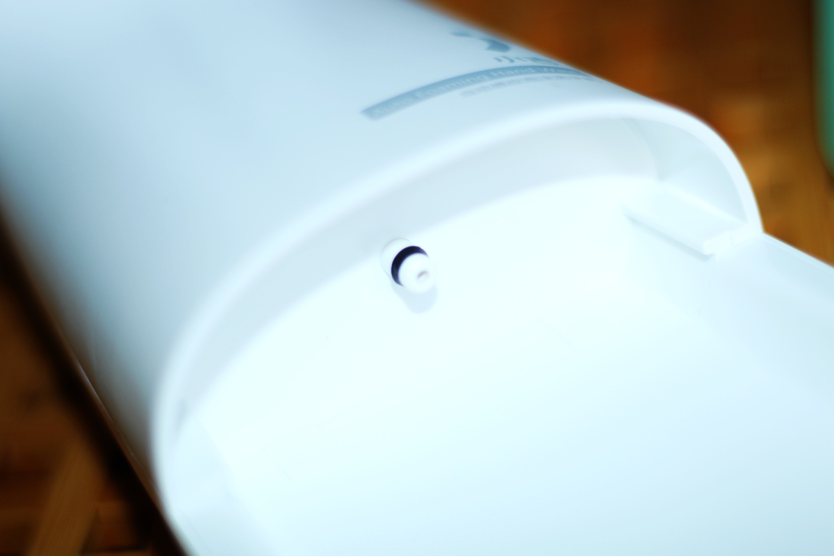 身体下面有白色泡沫流出什么原因,手碰水就起白色小泡泡