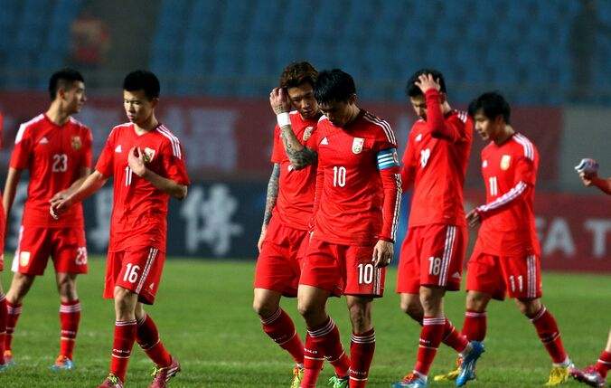 国足值得学习，苏亚雷斯门前手球救险。为国家荣誉不顾一切