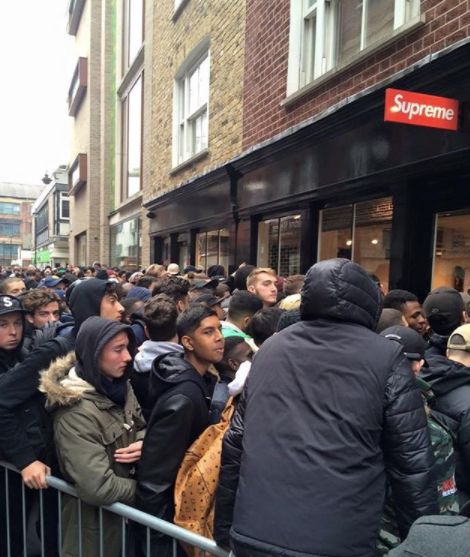 被黄牛吵上天的潮鞋，在国外真的能原价拿到么？