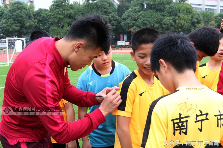 2018中国杯参赛球队派员与南宁市足球小将沟通