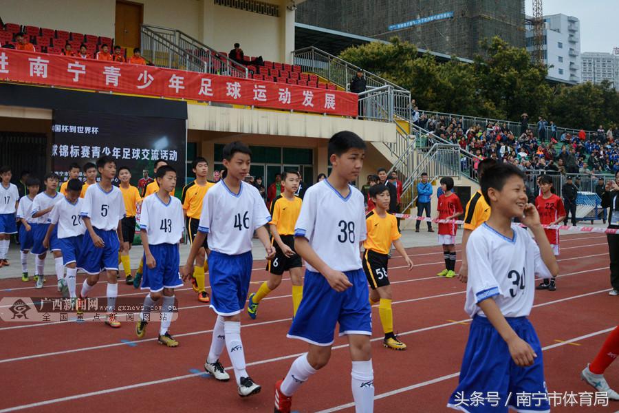 2018中国杯参赛球队派员与南宁市足球小将沟通