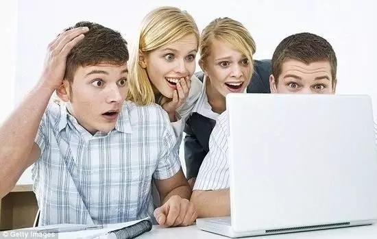 外国小哥看*片A**正爽，突然！发现男主角竟是自己数学老师！