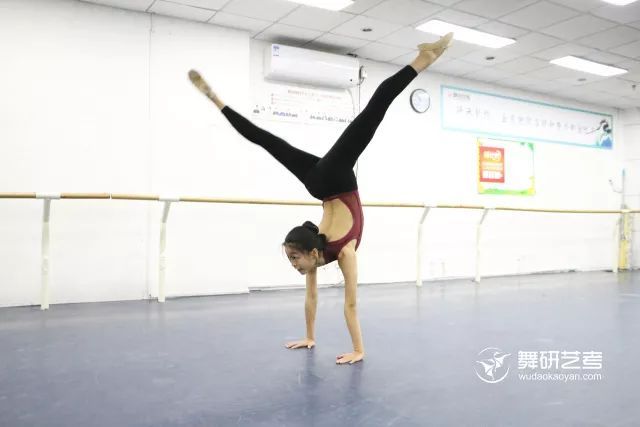 舞蹈技巧侧手翻,没学舞蹈的怎么练侧手翻