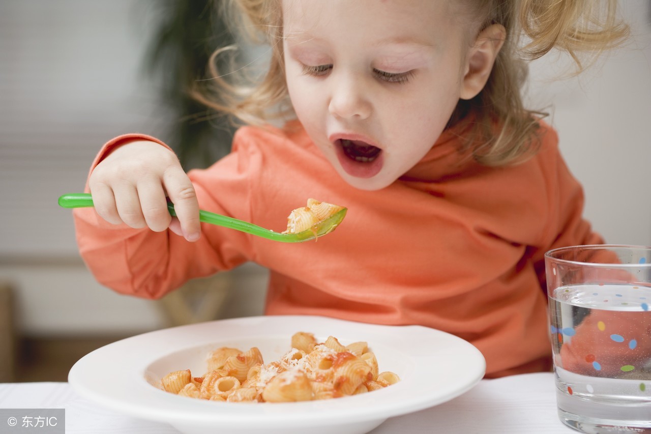 孩子总是要大人喂饭该怎么办,孩子要喂饭怎么办一招就搞定