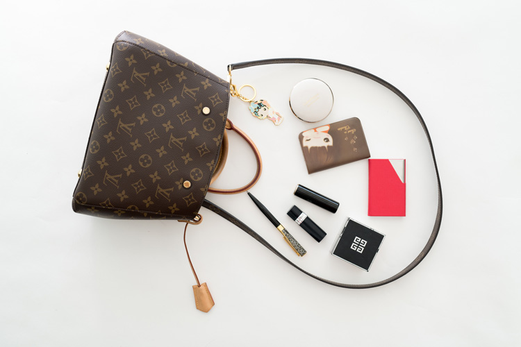 我们翻遍了300名员工的私人包价值¥100000000没别的就是壕！