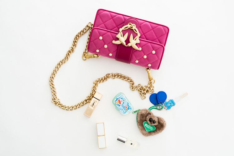 我们翻遍了300名员工的私人包价值¥100000000没别的就是壕！