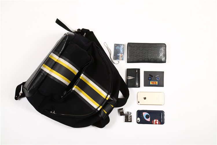 我们翻遍了300名员工的私人包价值¥100000000没别的就是壕！