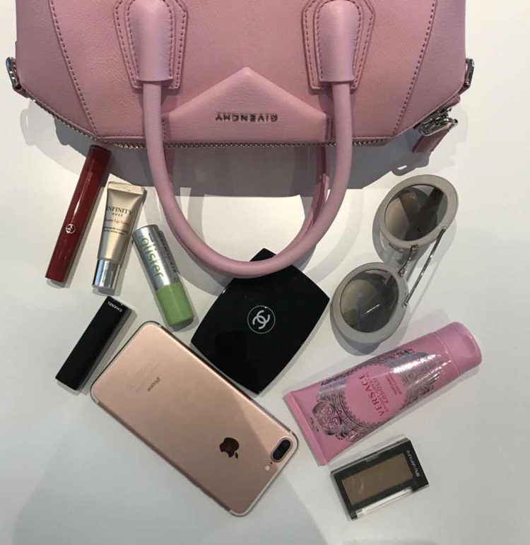 我们翻遍了300名员工的私人包价值¥100000000没别的就是壕！