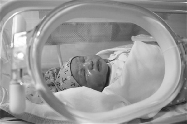 女婴哭泣会得疝气吗,宝宝得了疝气是不是就容易吐