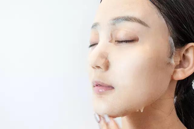 睡前用它擦脸快速年轻20岁,25岁女性睡前护肤