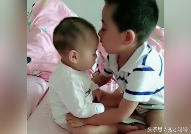 哥哥不舍得打弟弟太暖心了,弟弟把姐姐打哭了姐姐还护着弟弟