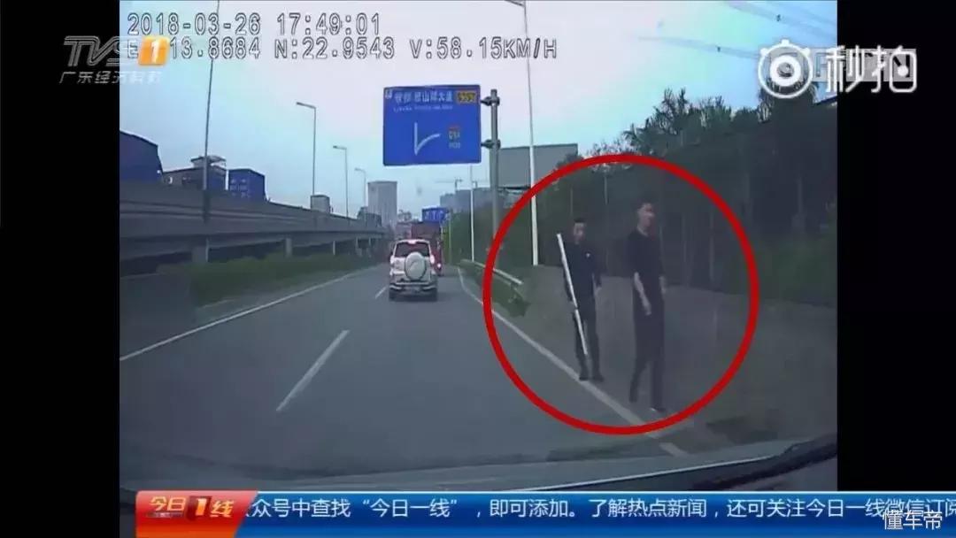 拦车乞讨不给钱就砸车,拦婚车要钱碰见乞丐真实事件