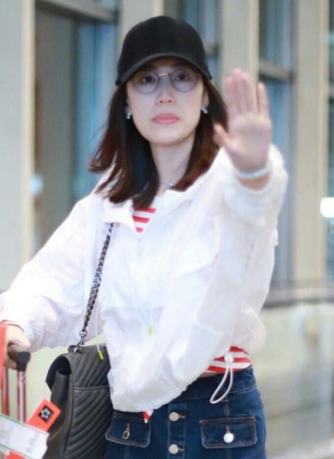 马蓉牛仔短裙走机场,马蓉穿露背裙拍写真
