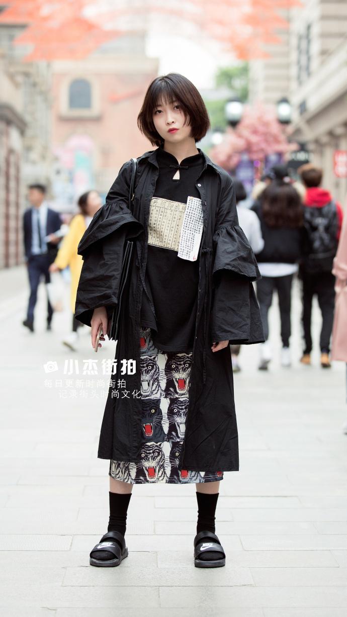 武汉街拍,米色毛衫搭配不规则短裙,简约有型又有范!