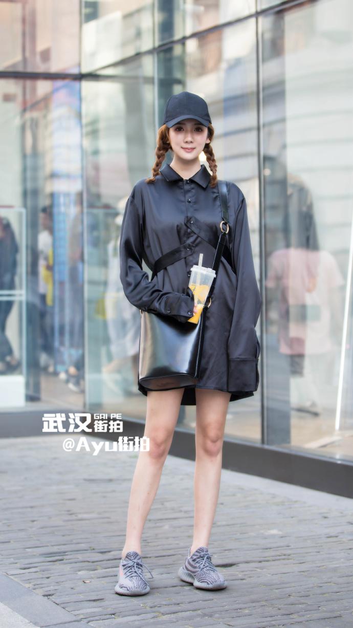 武汉街拍,米色毛衫搭配不规则短裙,简约有型又有范!