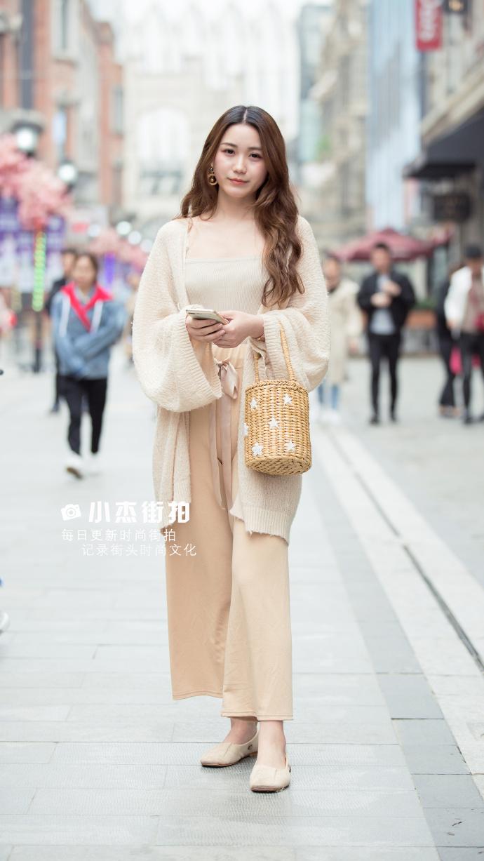 武汉街拍,米色毛衫搭配不规则短裙,简约有型又有范!