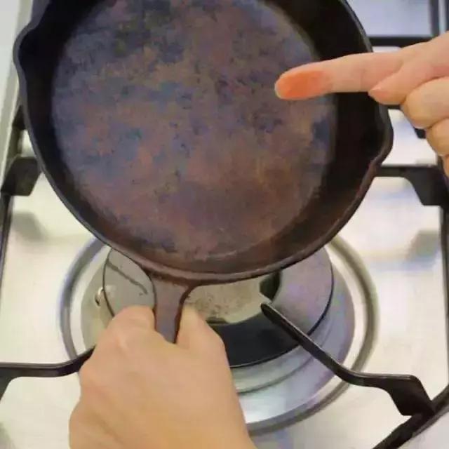 铁锅烧糊黑垢怎么去除,铁锅烧糊的地方清洗不掉