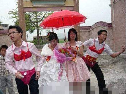 他是最牛村长，娶了120个老婆，每晚轮流过夜，开车时瞬间尴尬了