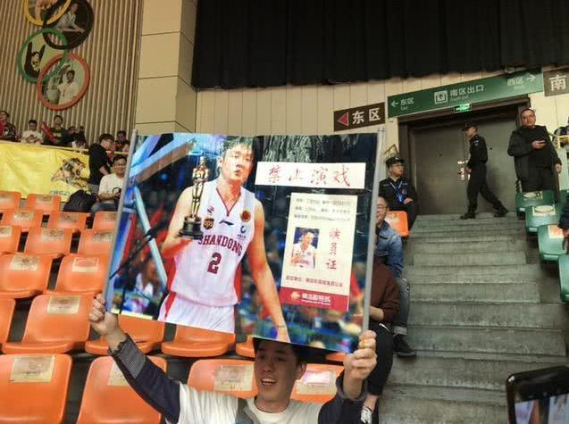 CBA最小球馆成“魔鬼主场”，球迷玩得太过火，被自家球队给怼了