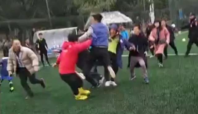 恒大足球队打架事件,恒大两球员打架