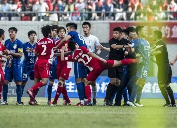 恒大足球队打架事件,恒大两球员打架