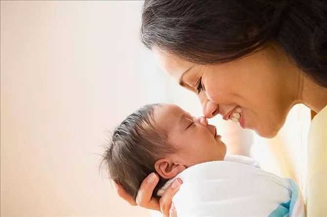 新生儿抱孩子正确姿势视频,怎么抱新生儿正确方法