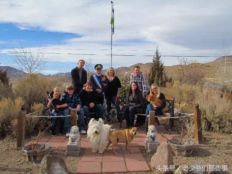 这个只有32人的国家，国王亲自带你轰趴