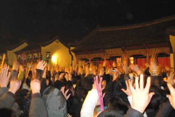 原来寺庙拜神不用香火，女子这样直接把财神接回家，网友：太会玩