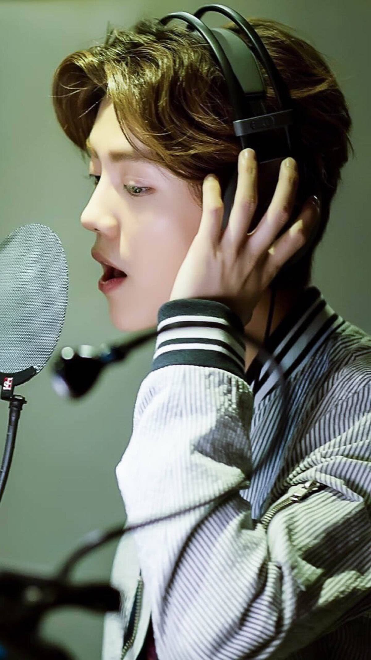 鹿晗重回曼联是踢足球吗,鹿晗英超足球赛