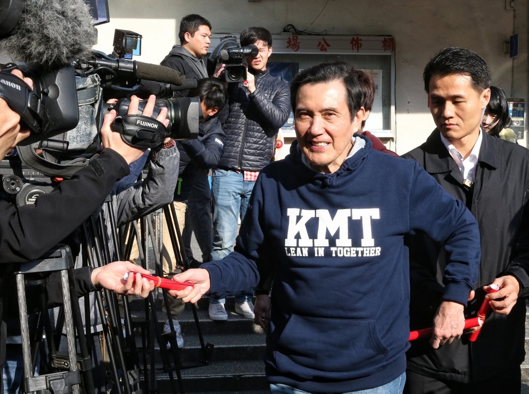 马英九被绿营一路追杀人气却蹿红台网友纷纷为其平反：路遥知马力