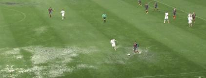 足球变水球！场地气坏北控外援，拿场外足球撒气却吃黄牌真心冤！