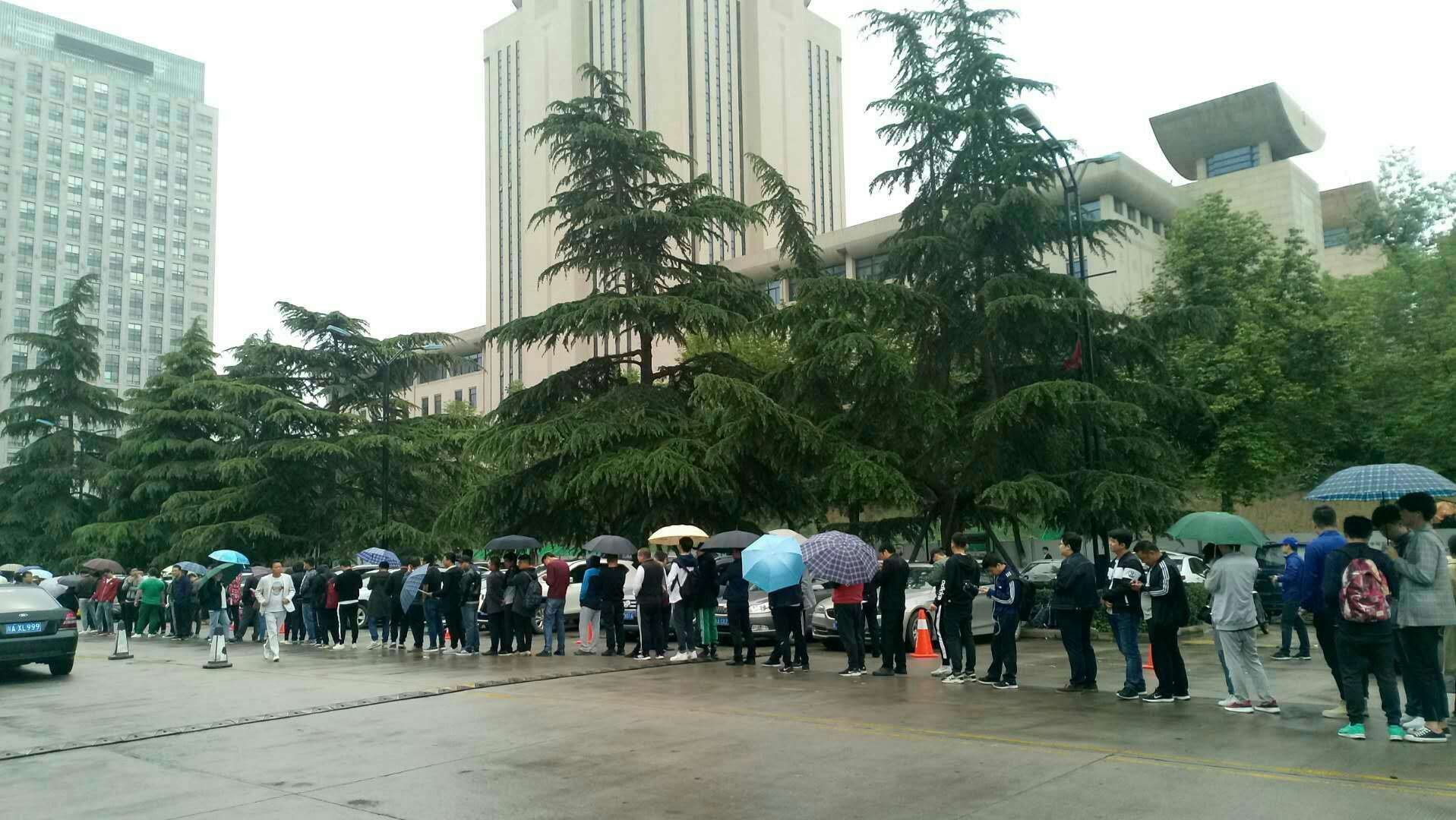 清晨四点冒雨排长队，只为一张西北狼的球票，这样的人最可爱