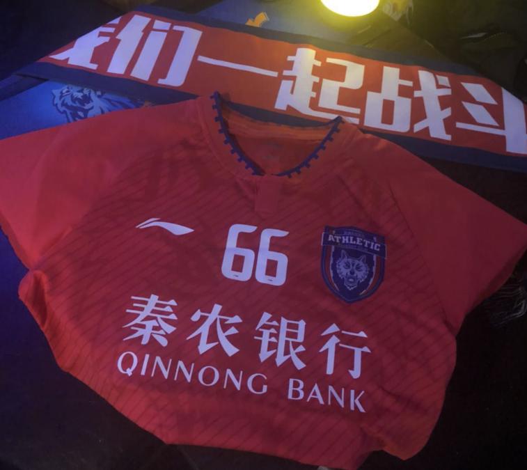 清晨四点冒雨排长队，只为一张西北狼的球票，这样的人最可爱