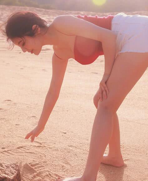 “大嫂”徐冬冬医院就诊后坐地痛哭，低头打电话表情痛苦