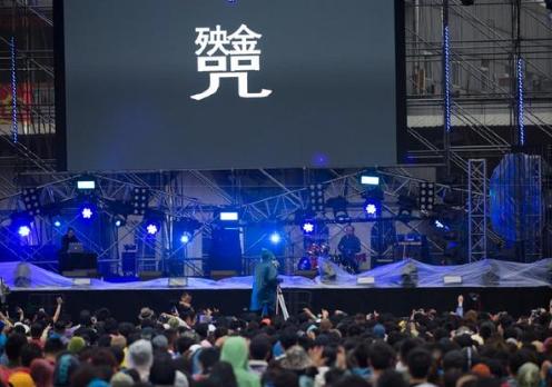 窦唯戴帽子长头发,窦唯出镜