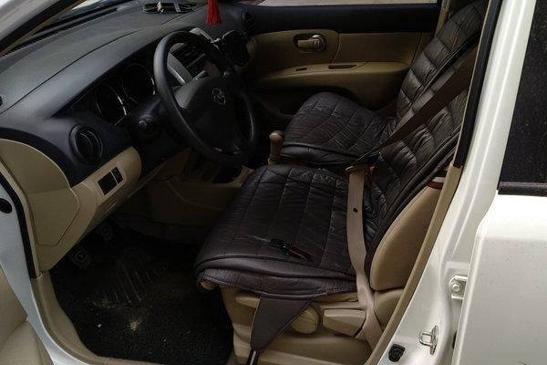 4.9万入手的日产骊威，车机仓盖线条造型动感，网友：不可能！